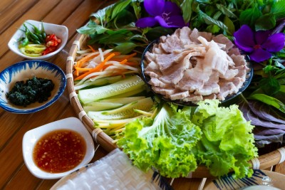 Bánh tráng cuốn thịt luộc